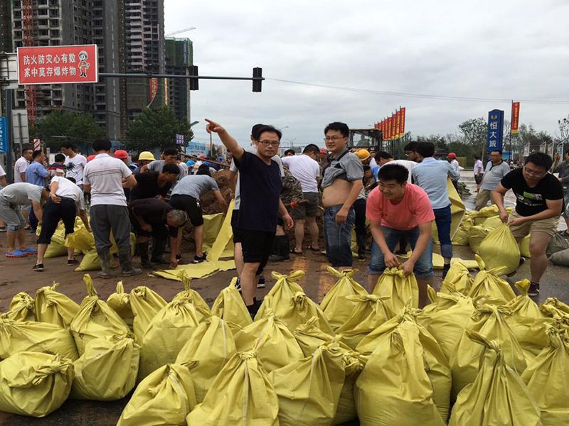 2016年7月20日，集團(tuán)公司組織員工參與“安陽(yáng)7·19特大洪水”搶險(xiǎn)救災(zāi)工作。